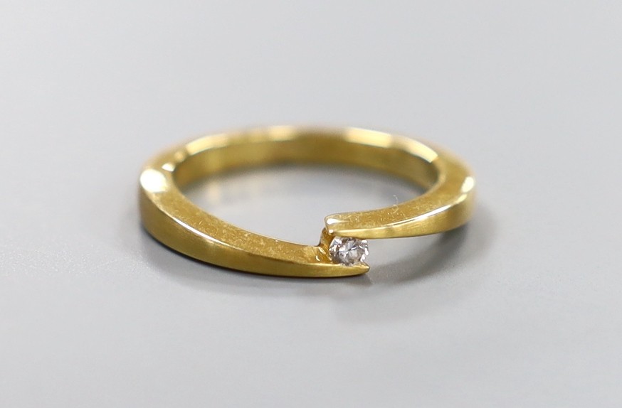 A modern 18ct gold and solitaire diamond et crossover ring, size M, gross weight 4.5 grams